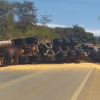 Carreta carregada com milho tomba na BR-030 em Caetité.
