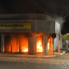 Fogo destrói agência do Banco do Brasil de Paratinga.