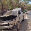 Carro bate em barranco na BR-030, em Guanambi.