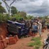Caminhão carregado de tomates tomba na BR-030, em Caetité.