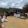 Carreta carregada com soja tomba na BR-030, em Caetité.