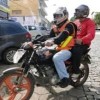 Mototaxista é advertido após recusar corrida em Guanambi.