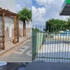 Comércios ocupam calçadas e atrapalham pedestres em Guanambi.