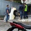 Carro é engolido por buraco em asfalto em Caetité.