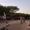 Caminhão tomba no bairro Vermelho, em Urandi.