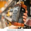 Homem é detido após furtar garrafa de whisky em supermercado.