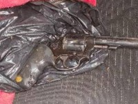 Revólver é encontrado em carro após capotamento em Guanambi.