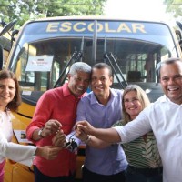 Ivana Bastos entrega ônibus escolares aos municípios. - Foto 1