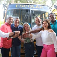 Ivana Bastos entrega ônibus escolares aos municípios. - Foto 2