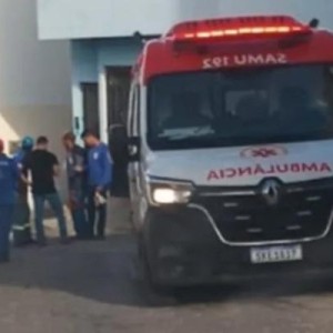 Mototaxista é socorrido em estado grave após acidente em rua íngreme de Caetité.