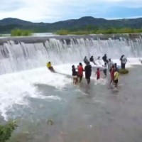 Autoridades alertam os populares que estão invadindo área de segurança da barragem de Ceraíma; ‘invasão de área federal é crime’. - Foto 1 Autoridades alertam os populares que estão invadindo área de segurança da barragem de Ceraíma; ‘invasão de área federal é crime’. - Foto 1