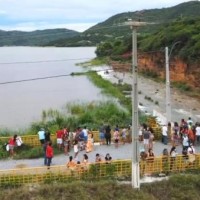 Autoridades alertam os populares que estão invadindo área de segurança da barragem de Ceraíma; ‘invasão de área federal é crime’. - Foto 2 Autoridades alertam os populares que estão invadindo área de segurança da barragem de Ceraíma; ‘invasão de área federal é crime’. - Foto 2