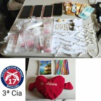 PM encontrou drogas escondidas dentro de coração de pelúcia junto a fraldas e roupas de bebê. - Foto 1 PM encontrou drogas escondidas dentro de coração de pelúcia junto a fraldas e roupas de bebê. - Foto 1