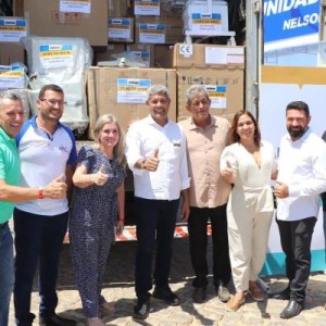 Ivana Bastos entrega um caminhão de equipamentos de saúde para Feira da Mata.