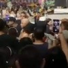 Cantor Igor Canário é vaiado e agredido por público após polêmica em apresentação.