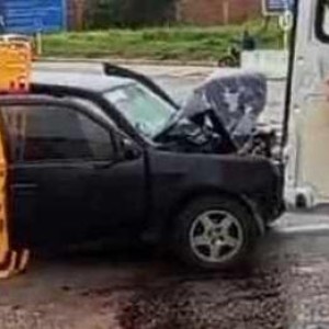 Colisão entre carro e caminhão deixa duas pessoas feridas em Palmas de Monte Alto.