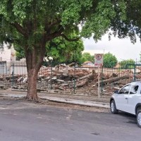 Colocada à venda, antiga residência de Nilo Coelho é demolida em Guanambi. - Foto 1 Colocada à venda, antiga residência de Nilo Coelho é demolida em Guanambi. - Foto 1
