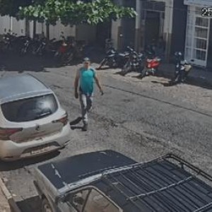 Ladrão arromba porta de veículo em Guanambi e furta bateria.