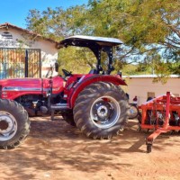 Deputado Charles Fernandes entrega trator para fortalecer a Agricultura Familiar na zona rural de Guanambi. - Foto 1 Deputado Charles Fernandes entrega trator para fortalecer a Agricultura Familiar na zona rural de Guanambi. - Foto 1