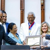 Ivana Bastos enaltece trajetórias de Edvaldo e Antonio Brito em sessão histórica que condecorou pai e filho. - Foto 1 Ivana Bastos enaltece trajetórias de Edvaldo e Antonio Brito em sessão histórica que condecorou pai e filho. - Foto 1