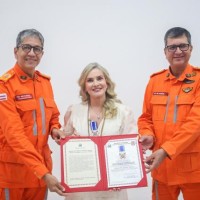 “Há honrarias que tocam o peito. Esta toca a alma”: presidente da ALBA recebe a mais alta honraria do Corpo de Bombeiros Militar da Bahia. - Foto 1 “Há honrarias que tocam o peito. Esta toca a alma”: presidente da ALBA recebe a mais alta honraria do Corpo de Bombeiros Militar da Bahia. - Foto 1