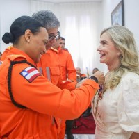 “Há honrarias que tocam o peito. Esta toca a alma”: presidente da ALBA recebe a mais alta honraria do Corpo de Bombeiros Militar da Bahia. - Foto 4 “Há honrarias que tocam o peito. Esta toca a alma”: presidente da ALBA recebe a mais alta honraria do Corpo de Bombeiros Militar da Bahia. - Foto 4