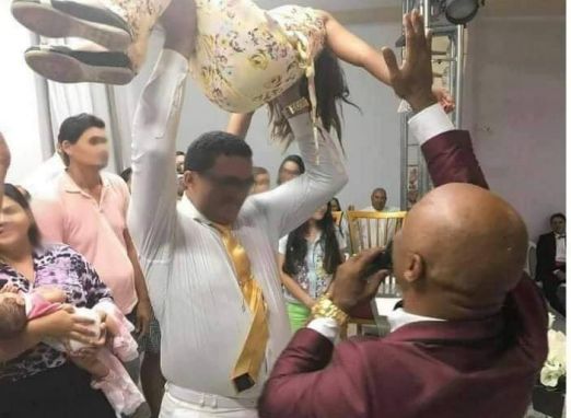 Pastor deixa mulher tetrapl?gica ap?s arremess?-la no ch?o de igreja para cur?-la de dores nas costas.