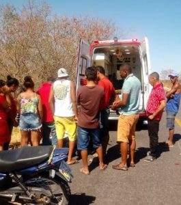 Acidente entre carro e moto deixa uma pessoa ferida na BR-030 em Malhada.