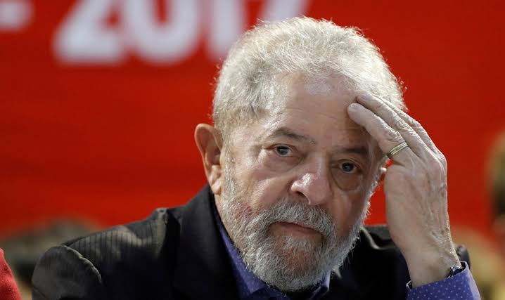 TRF4 aumenta pena e condena Lula a 17 anos de prisão em caso do sítio de Atibaia.