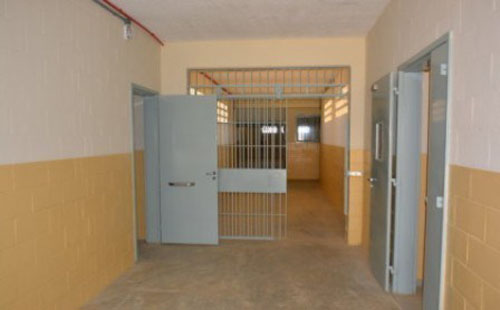 Grávida é flagrada tentando entrar com drogas nas partes íntimas no presídio.