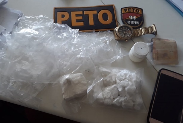 Caetité: Polícia Militar prende um homem por suspeita de tráfico de drogas.