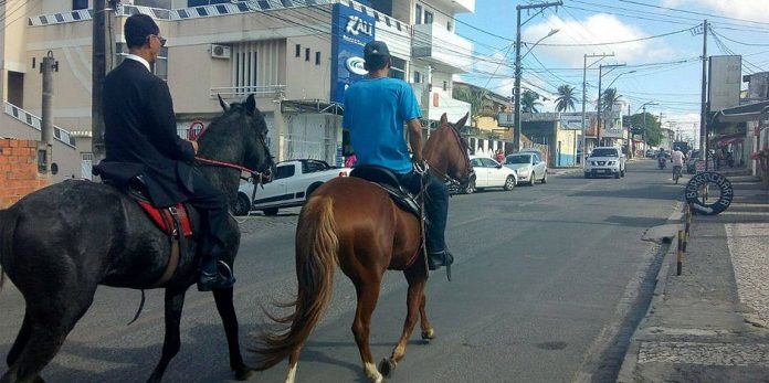 BA: Vereador vai trabalhar a cavalo para protestar contra aumento da gasolina.