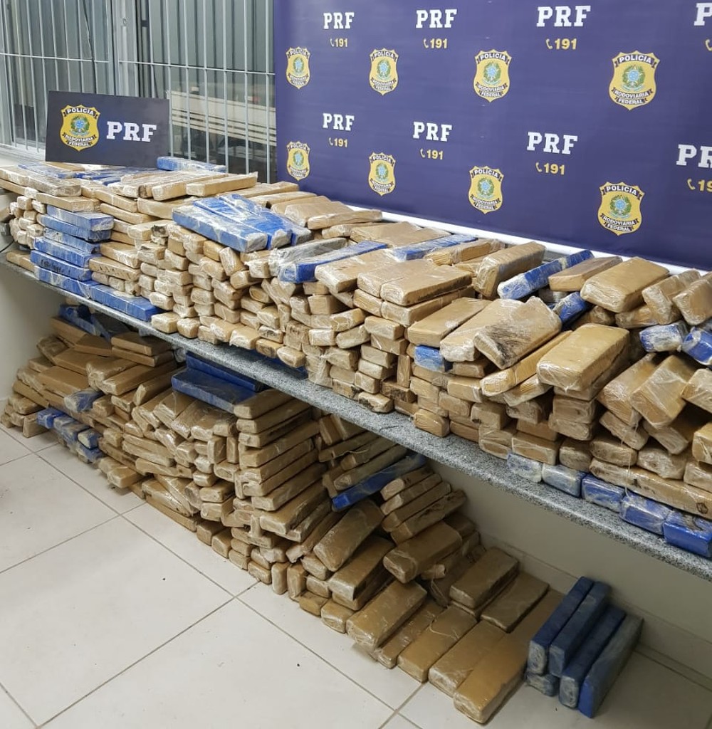 Caminhão com 800 kg de maconha que abasteceria Guanambi é apreendido pela PRF em Montes Claros.