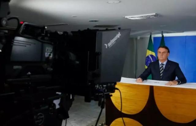 Bolsonaro pede em rede nacional o fim do “confinamento em massa” e põe culpa do COVID-19 na mídia.