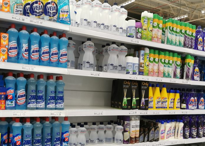 Álcool gel some das prateleiras e custa até 300% mais caro em Guanambi.