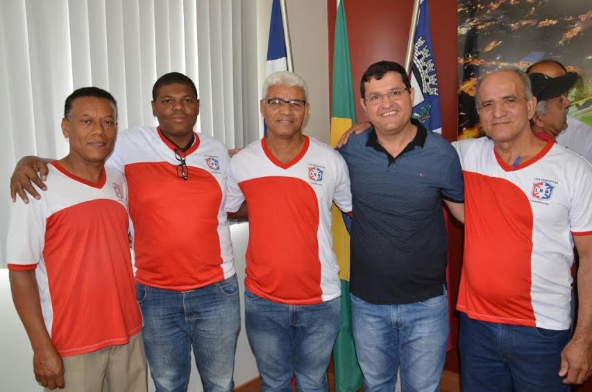 Prefeito Jairo Magalh?es assina conv?nio com a Liga Desportiva para apoio ao Campeonato Municipal de Futebol.