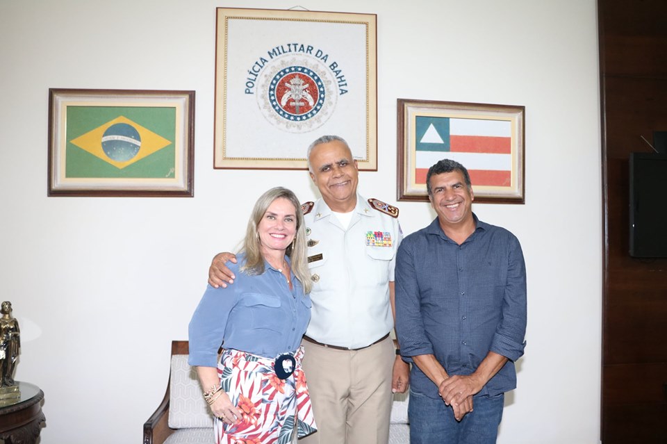 Ivana e prefeito asseguram viatura da PM para Palmeiras.