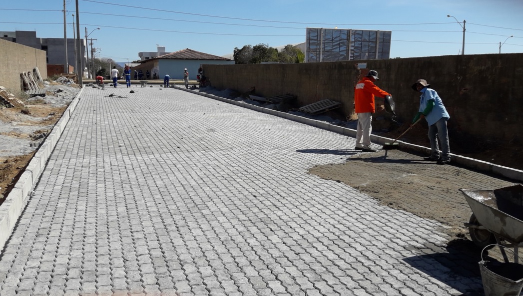 OBRAS | - Prefeito Jairo Magalh?es cumpre primeira etapa de obras de pavimenta??o.