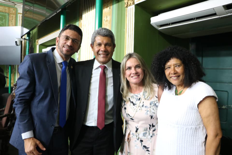 Deputada Ivana prestigia entrega de Título ao secretário Jerônimo Rodrigues.