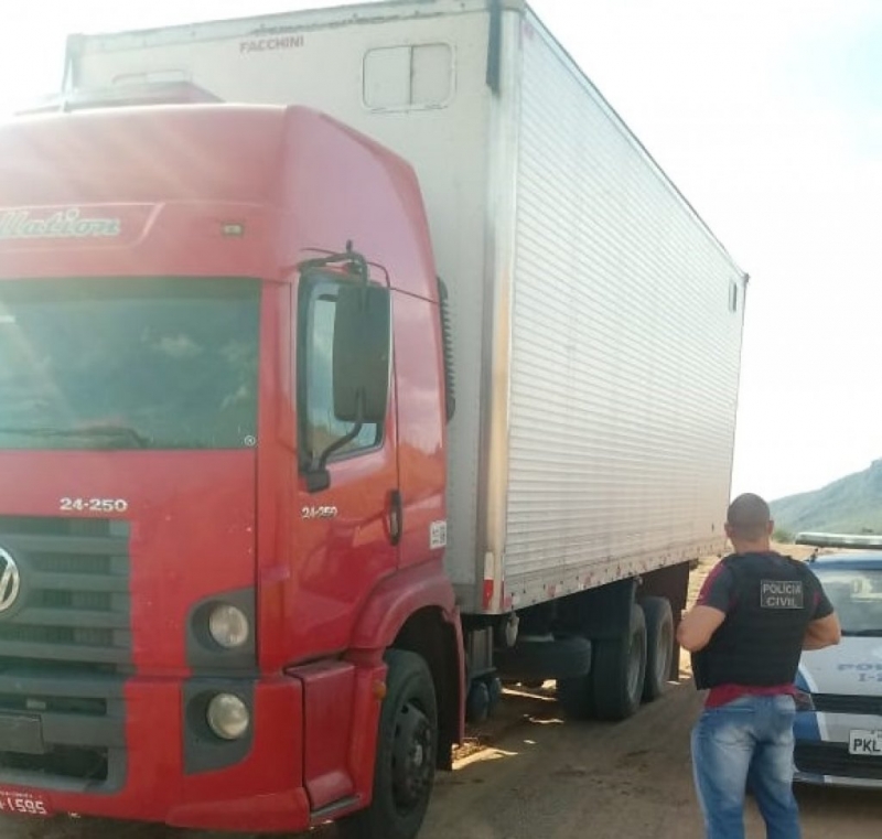 Caminhão roubado em São Paulo é abandonado na estrada da ferrovia entre Guanambi/Matina.