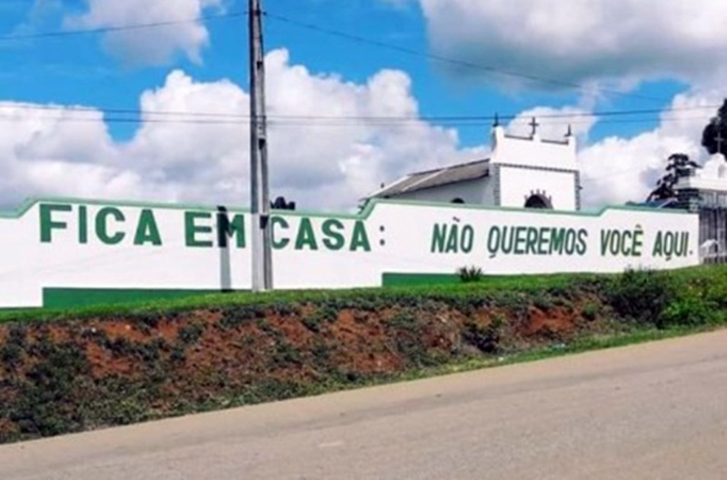 Prefeitura baiana usa muro de cemitério para alertar a população: "não queremos você aqui".