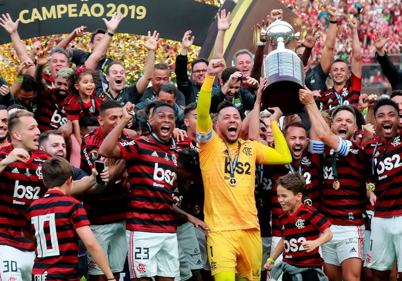 Flamengo, bicampeão da Libertadores, é recebido com festa no Rio.