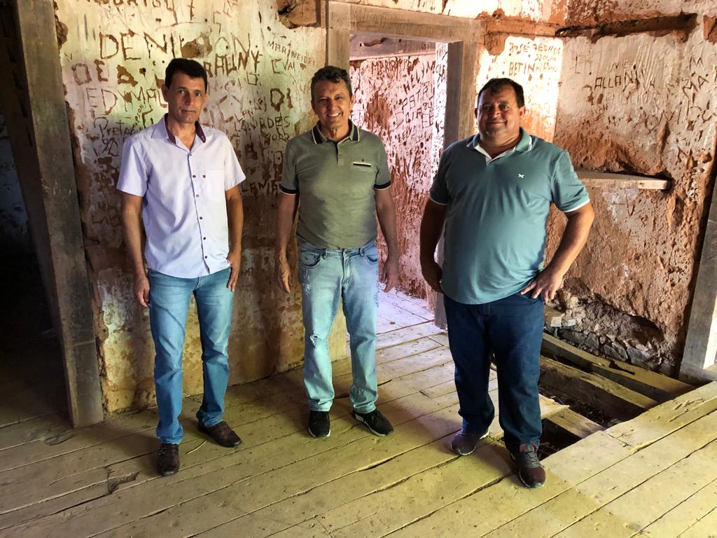 Deputado Charles Fernandes visita patrimônio histórico em Igaporã e vai buscar recursos para restauração.