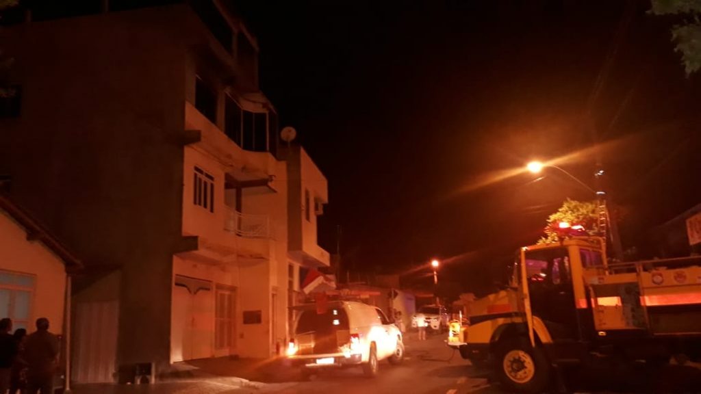 Brigada de Incêndio combate incêndio em prédio em Guanambi.