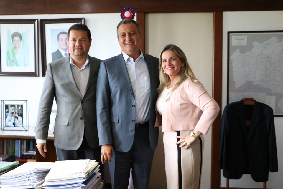 Lajedinho: governador confirma assinatura de Ordem de Servi?o para constru??o de col?gio e recebe demandas do munic?pio.
