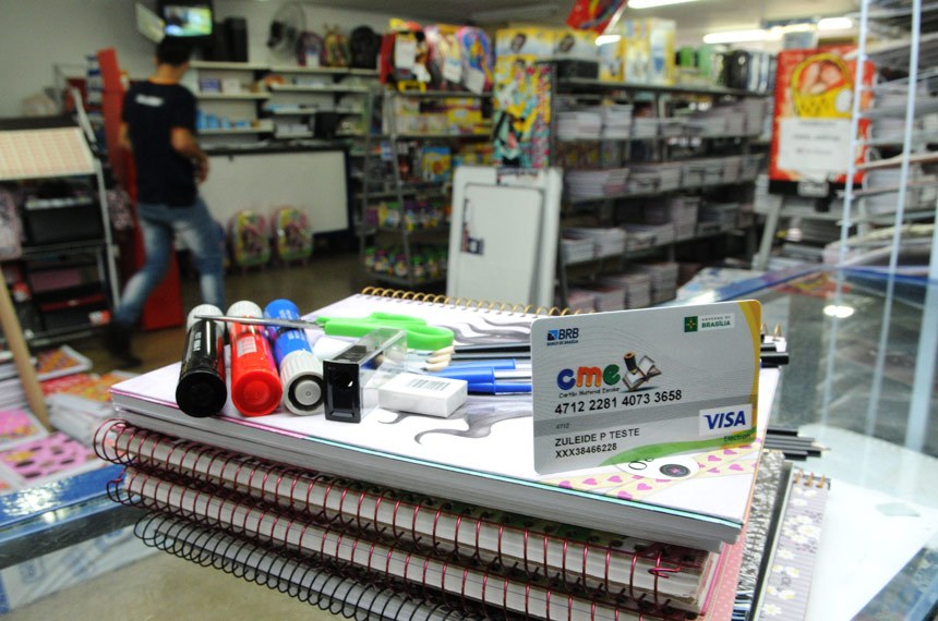Benefici?rios do Bolsa Fam?lia poder?o ter cart?o para material escolar.