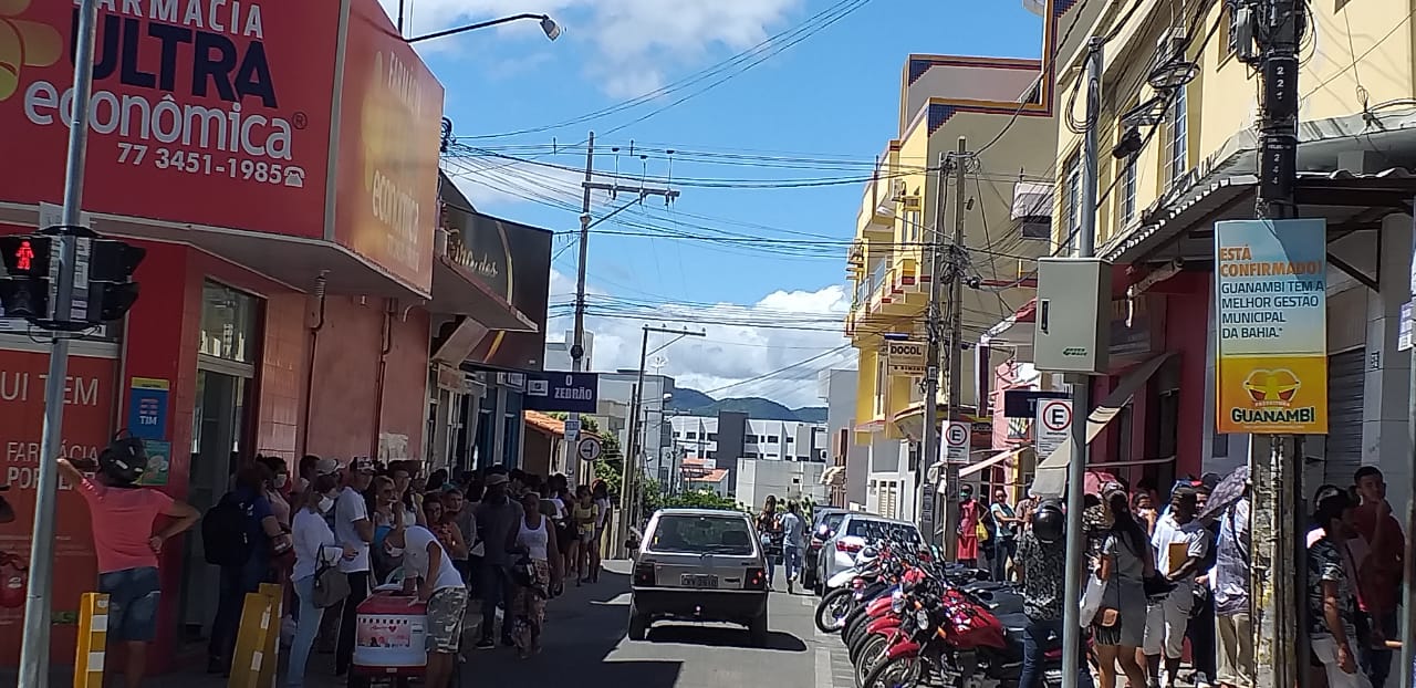 Ouvintes do Programa Alô Cidade denunciam filas com aglomerações em Guanambi.