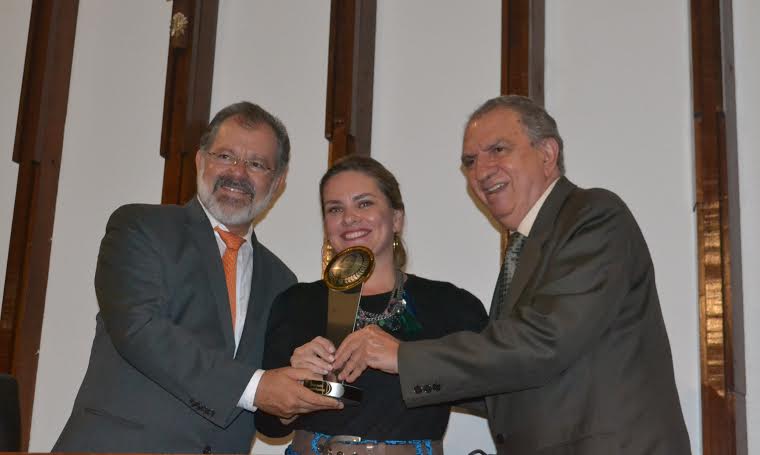 Deputada Ivana Bastos é premiada por assiduidade na Assembleia em 2015.