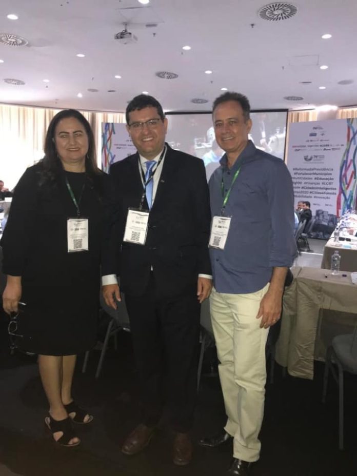 Prefeito Jairo Magalhães participa de evento municipalista em Salvador.