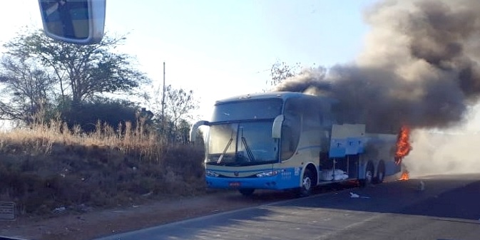 Ônibus da Novo Horizonte pega fogo na Serra de Monte Azul em Minas Gerais.